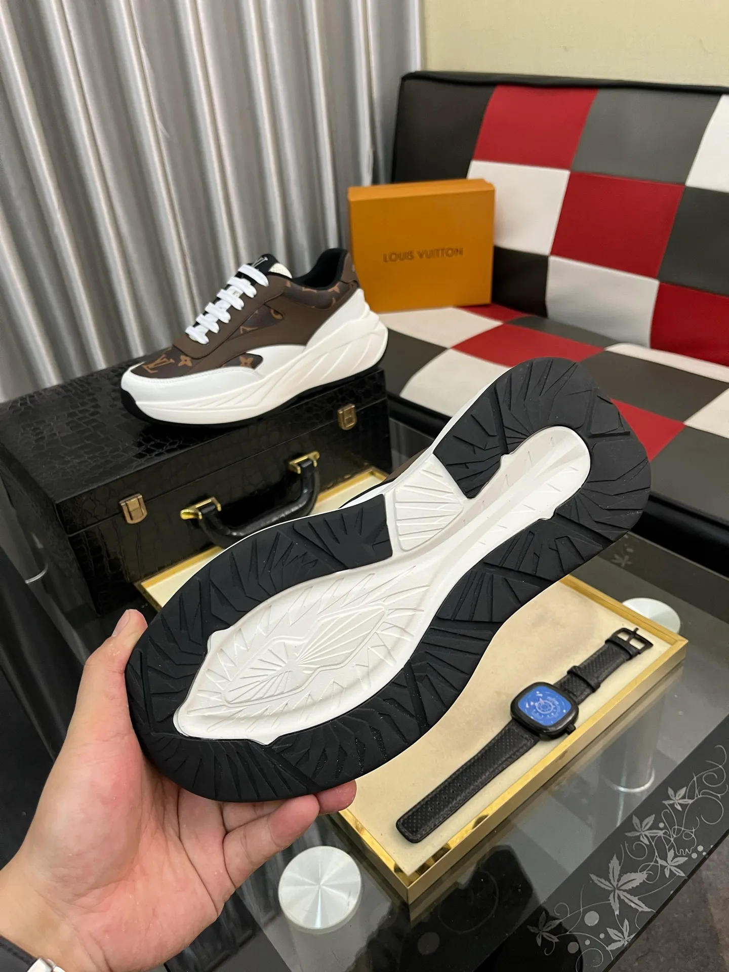 Men's shoes💰438⌚️⌚️《Louis vuitton/LV Louis Vuitton》original quality.~ Unique modern style sneakers. 🏃A must-have casual shoe for trendy men😍😍 Original brand imported from Italy, imported original leather, cowhide lining (refuses to discolor and grind feet) sole: original sole provided by the original factory, French lazy style design ⚠️Fit to the feet, original quality, super comfortable original sole. Code number: 38-442️⃣Colors available